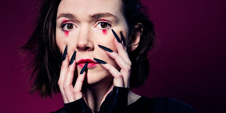 Elf Lyons: Raven – Review