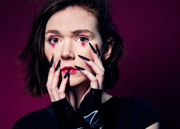 Elf Lyons: Raven – Review