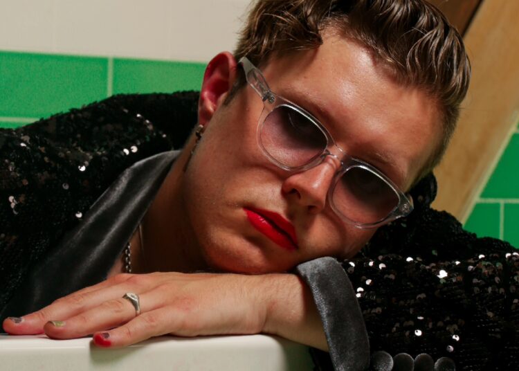 Music: The Night Comes Alive with ‘Champagne’