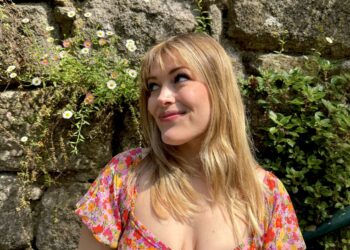 Music: Laura Zoog Rises with Bittersweet Pop Rock Anthem “DNR”
