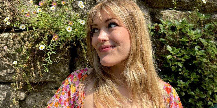Music: Laura Zoog Rises with Bittersweet Pop Rock Anthem “DNR”