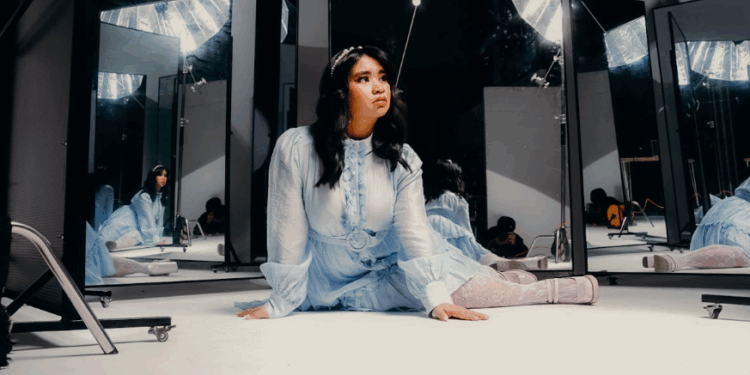 ALEXIS bares her soul on powerful new single HATE IT HERE