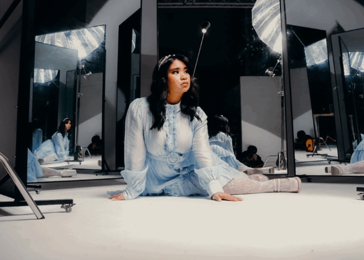 ALEXIS bares her soul on powerful new single HATE IT HERE