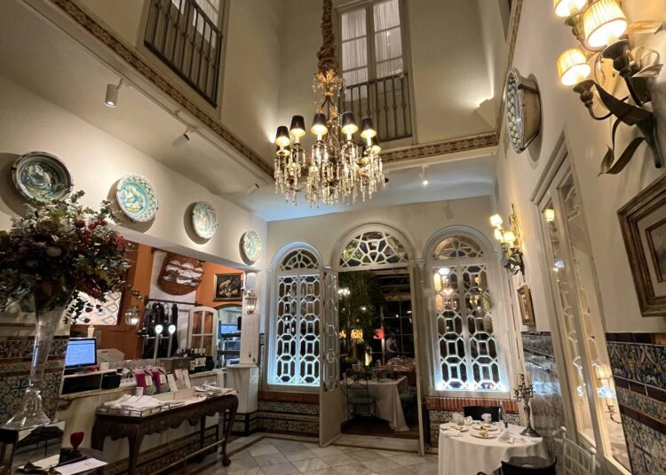 Review: Manolo León – Seville