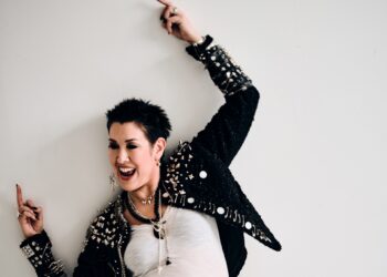 Michelle Shocked: Wandering, Eavesdropping and Watching Artists at Work