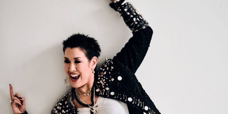 Michelle Shocked: Wandering, Eavesdropping and Watching Artists at Work